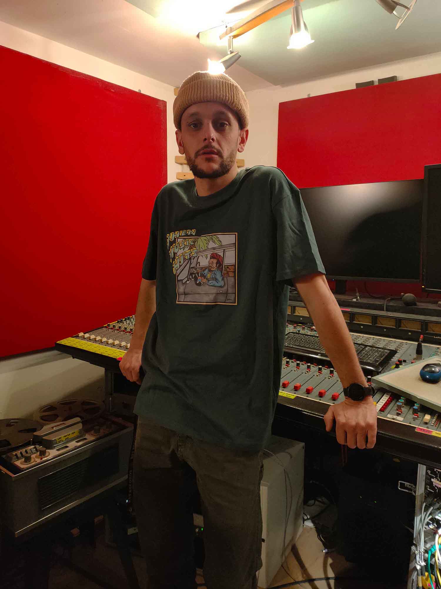 T-Shirt oversize "When Music Hits" Green – Image 3