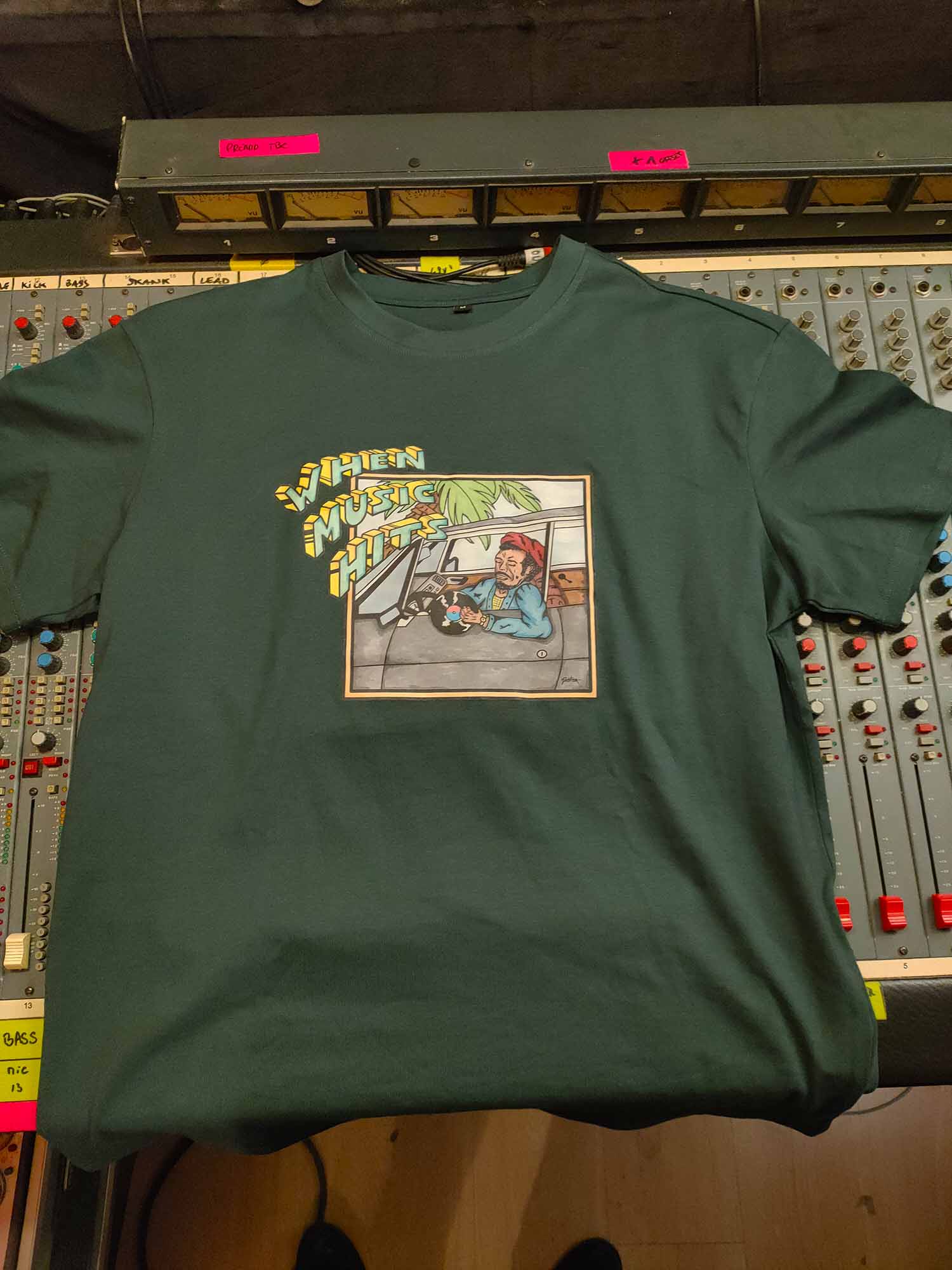 T-Shirt oversize "When Music Hits" Green – Image 4